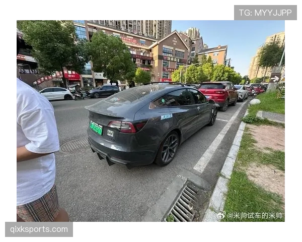 管晨辰居然开起超跑了?这生活跟他球场形象差太远了吧! 管晨辰居然开起超跑了?这生活跟他球场形象差太远了吧!